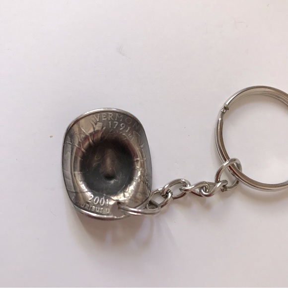 Handcrafted Rodeo Cowboy Cowgirl Hat 25 Cent Quarter Coin Keychain 2001 Vermont - Picture 6 of 9